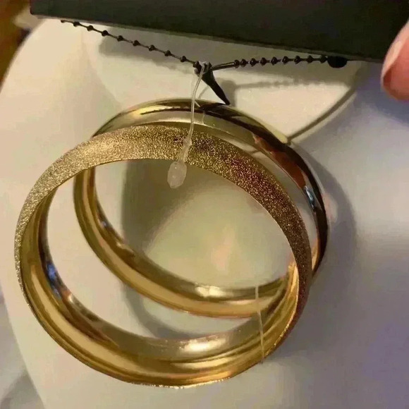 🔥 2gold plated plated bangle.  1 smooth finish and 1 satin finish - Picture 1 of 2